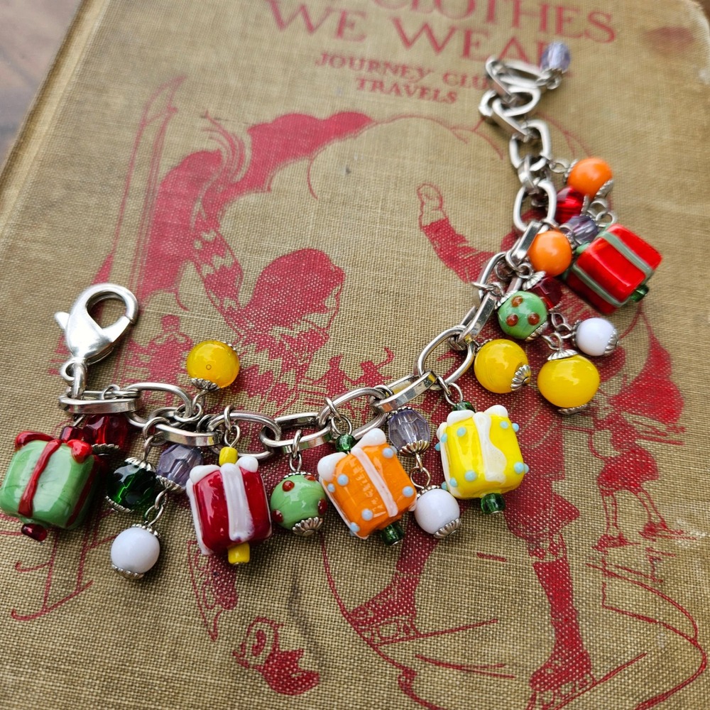 Christmas Holiday Lampwork Glass Charm Bracelet Silver Tone Gift Box Present